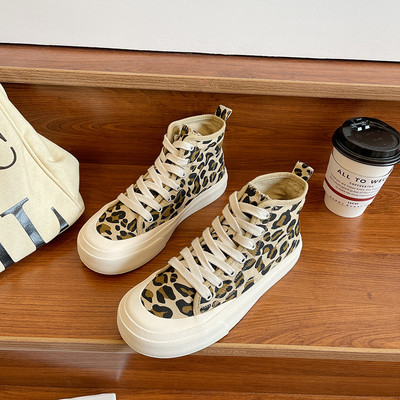 Värvilise trüki ja paeltega vabaaja tossud