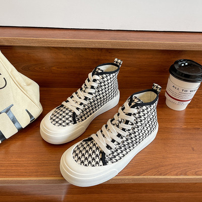 Värvilise trüki ja paeltega vabaaja tossud