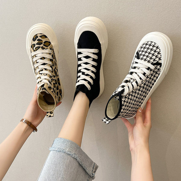 Värvilise trüki ja paeltega vabaaja tossud