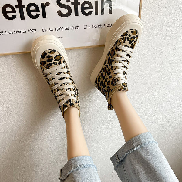 Värvilise trüki ja paeltega vabaaja tossud