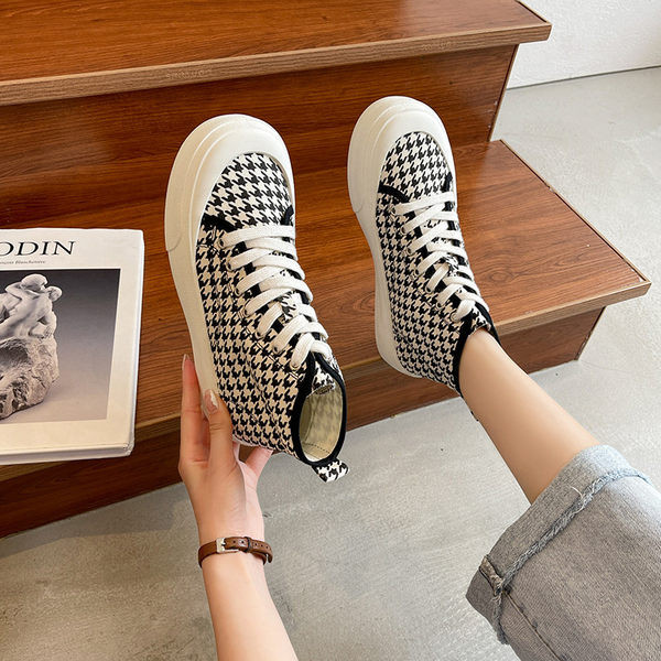 Värvilise trüki ja paeltega vabaaja tossud