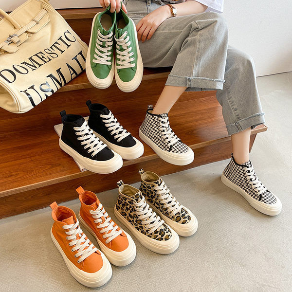 Värvilise trüki ja paeltega vabaaja tossud