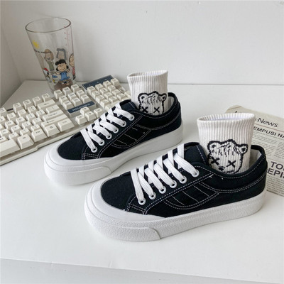 Audekla kedas ar mežģīnēm un plakanām zolēm - sievietēm