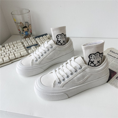 Audekla kedas ar mežģīnēm un plakanām zolēm - sievietēm