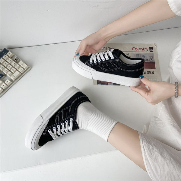 Audekla kedas ar mežģīnēm un plakanām zolēm - sievietēm