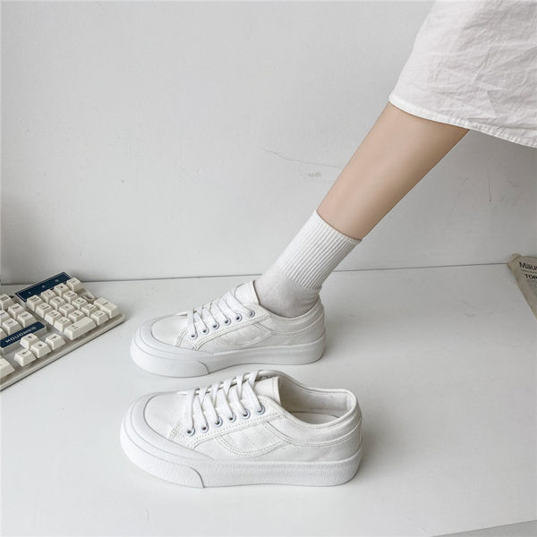 Audekla kedas ar mežģīnēm un plakanām zolēm - sievietēm