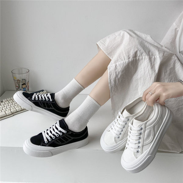 Audekla kedas ar mežģīnēm un plakanām zolēm - sievietēm