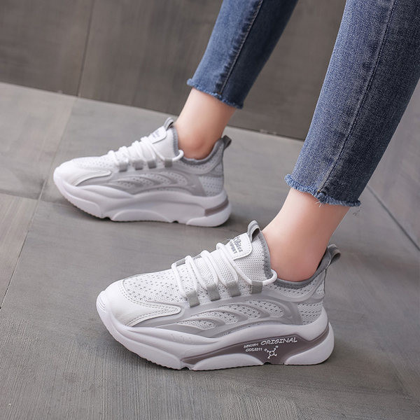 Sieviešu sporta vasaras kedas ar uzrakstu un šņorēm