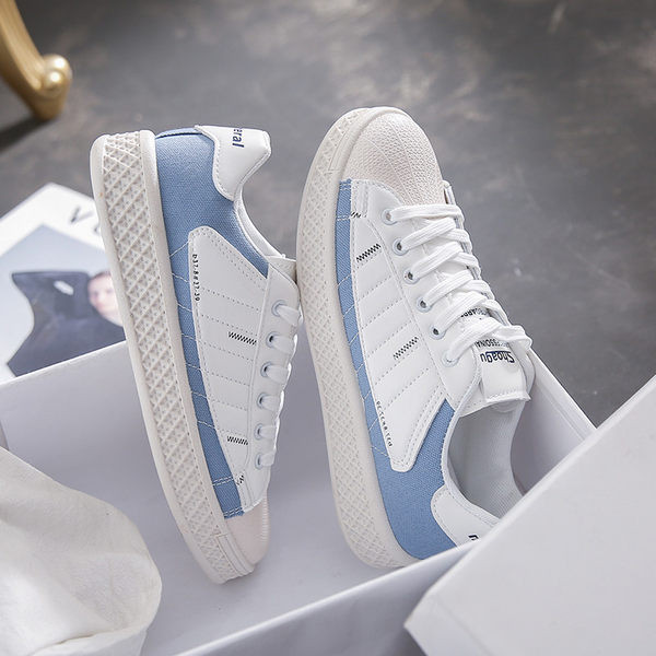 Naiste nahast tossud lameda tallaga ja kirjadega