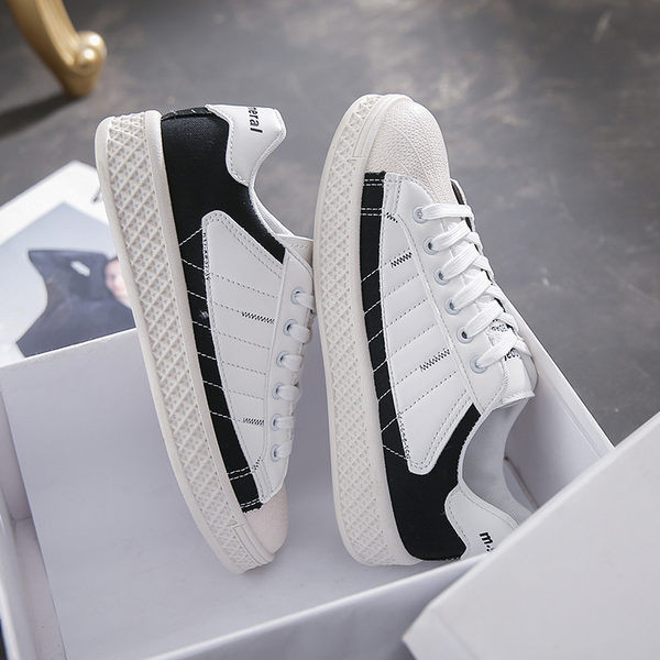 Naiste nahast tossud lameda tallaga ja kirjadega