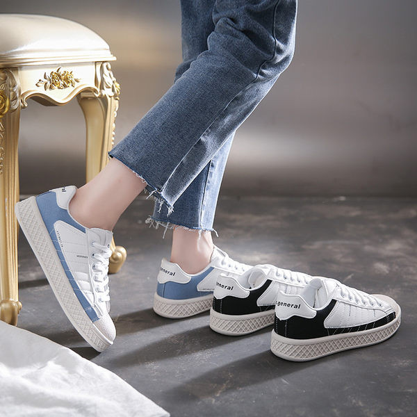 Naiste nahast tossud lameda tallaga ja kirjadega