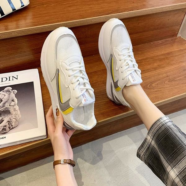 Légáteresztő női sportcipő fűzővel és lapos talppal