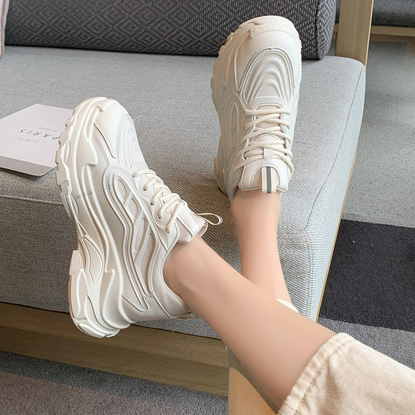 Kareda tallaga naiste tossude uus mudel - kahes värvitoonis