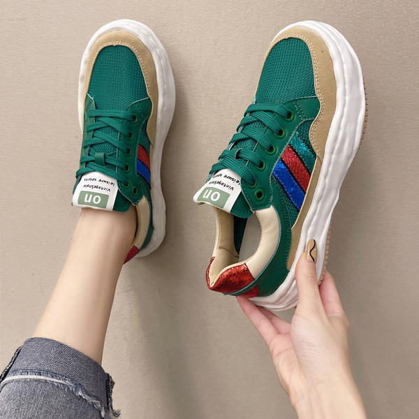 Valge ja rohelise kareda tallaga vabaaja naiste tossud