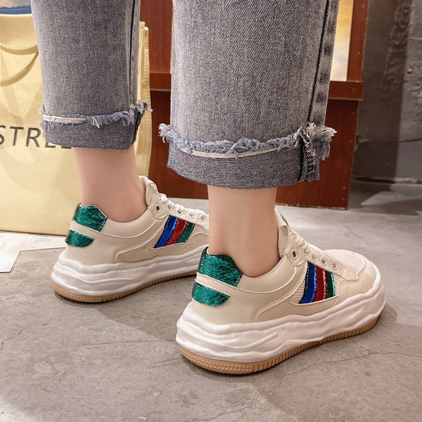 Valge ja rohelise kareda tallaga vabaaja naiste tossud