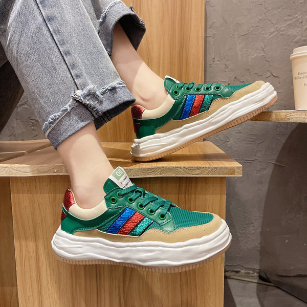 Valge ja rohelise kareda tallaga vabaaja naiste tossud