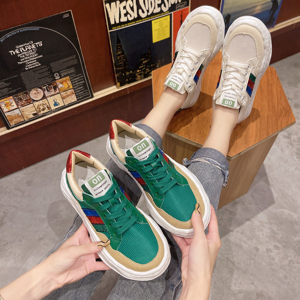 Valge ja rohelise kareda tallaga vabaaja naiste tossud