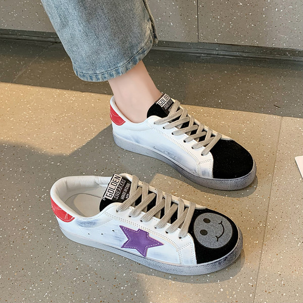 Kevad-sügisesed naiste tossud paelte ja embleemiga - hall ja must