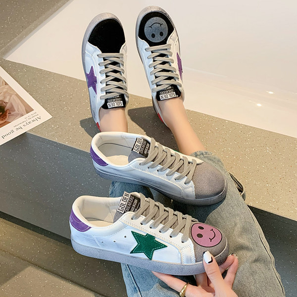 Kevad-sügisesed naiste tossud paelte ja embleemiga - hall ja must