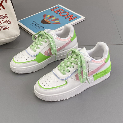 Eko-nahast valmistatud naiste tossud ripatsidega