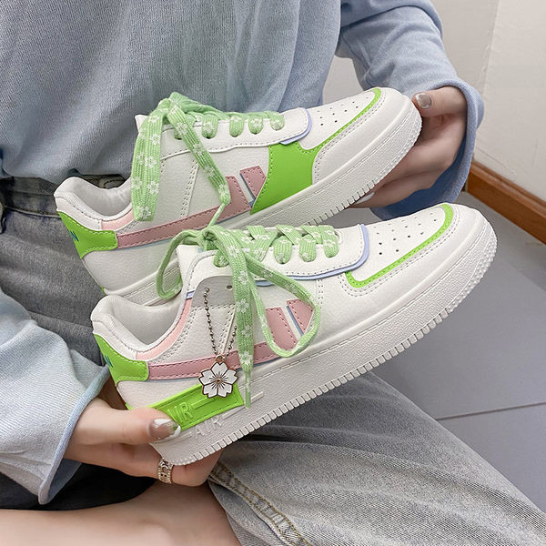 Eko-nahast valmistatud naiste tossud ripatsidega