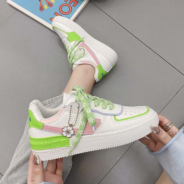 Eko-nahast valmistatud naiste tossud ripatsidega