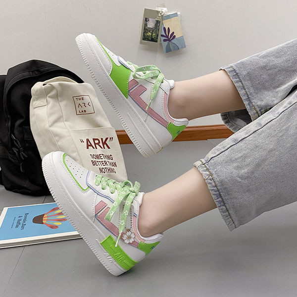 Eko-nahast valmistatud naiste tossud ripatsidega