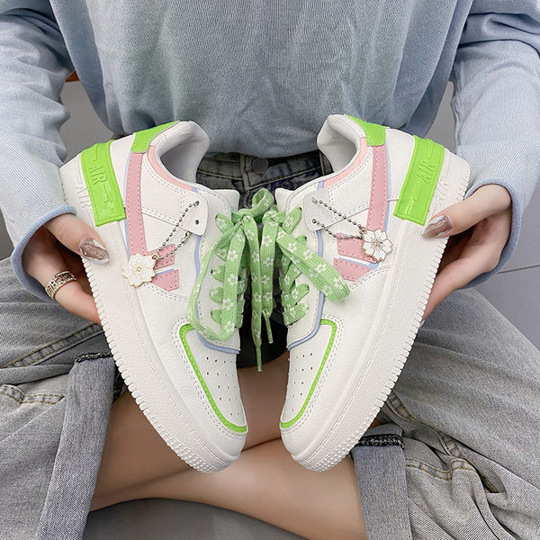 Eko-nahast valmistatud naiste tossud ripatsidega