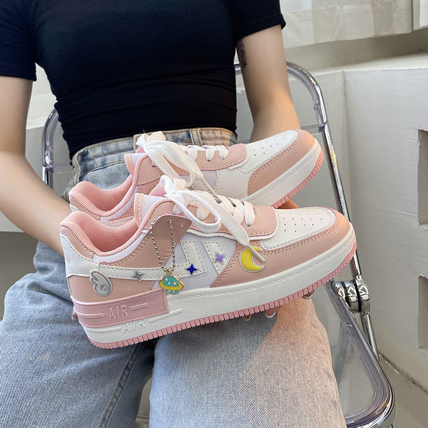 Eko-nahast vabaaja ripatsidega naiste tossud