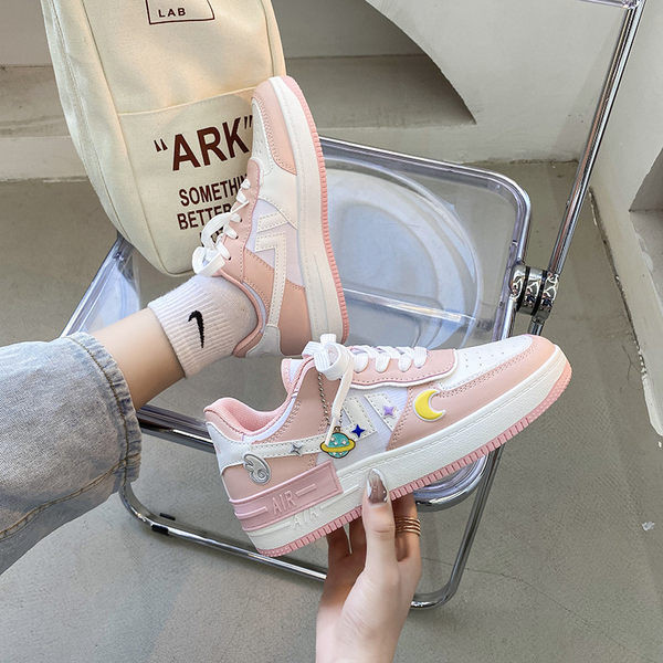 Eko-nahast vabaaja ripatsidega naiste tossud