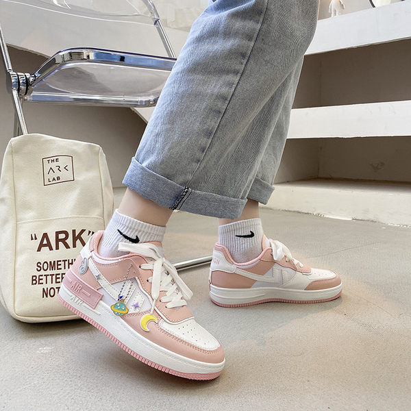 Eko-nahast vabaaja ripatsidega naiste tossud