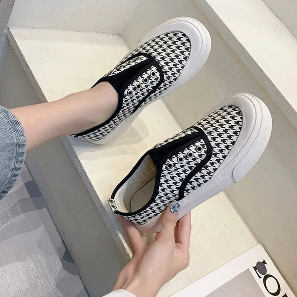 Sieviešu kedas ar plakanām zolēm bez šņorēm