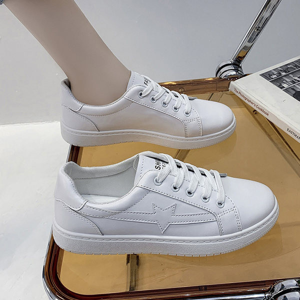 Naiste kunstnahast kirjaga sporditossud