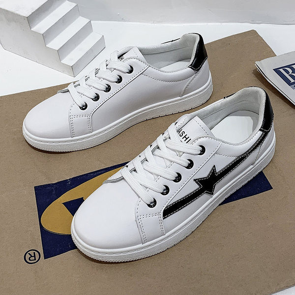 Naiste kunstnahast kirjaga sporditossud