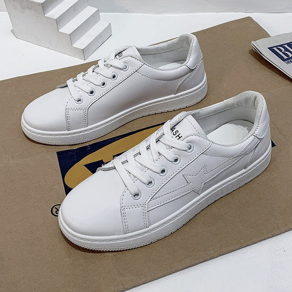 Naiste kunstnahast kirjaga sporditossud