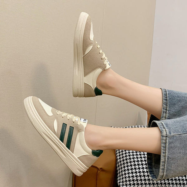 Ikdienas sieviešu kedas ar emblēmu