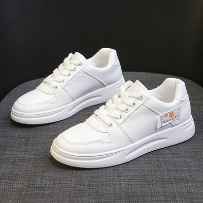 Sieviešu kedas no eko ādas ar plakanu zoli un emblēmu