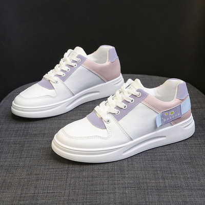 Sieviešu kedas no eko ādas ar plakanu zoli un emblēmu