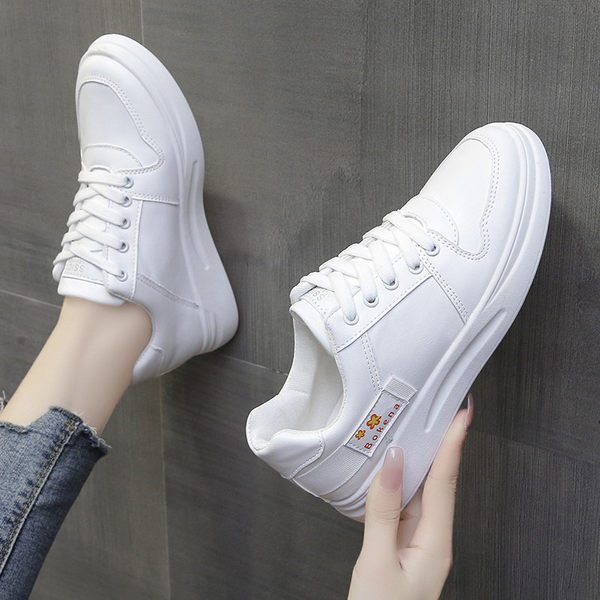 Sieviešu kedas no eko ādas ar plakanu zoli un emblēmu