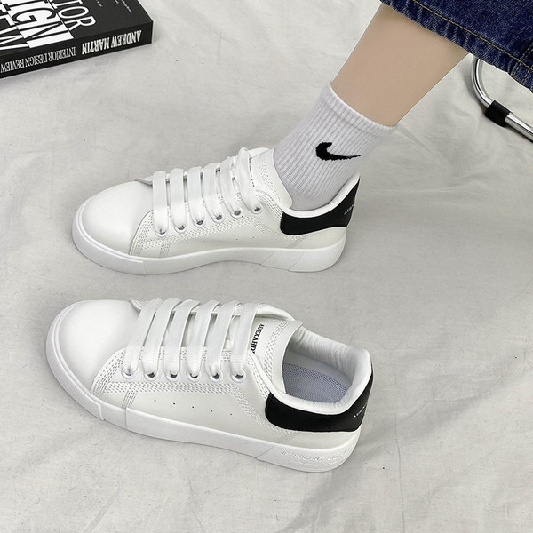 Lameda tallaga naiste nahast tossude uus mudel - valge