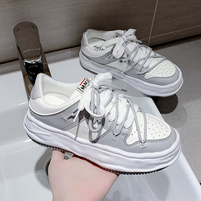 Värviliste lipsude ja kõrge tallaga naiste tossude uus mudel