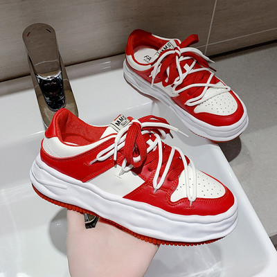 Värviliste lipsude ja kõrge tallaga naiste tossude uus mudel