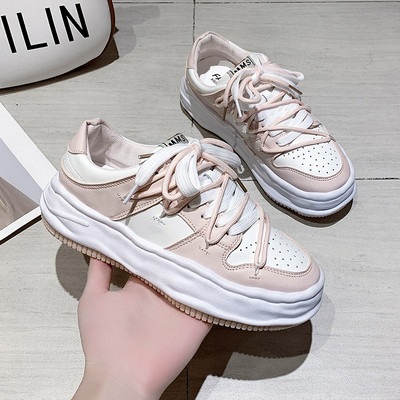 Värviliste lipsude ja kõrge tallaga naiste tossude uus mudel