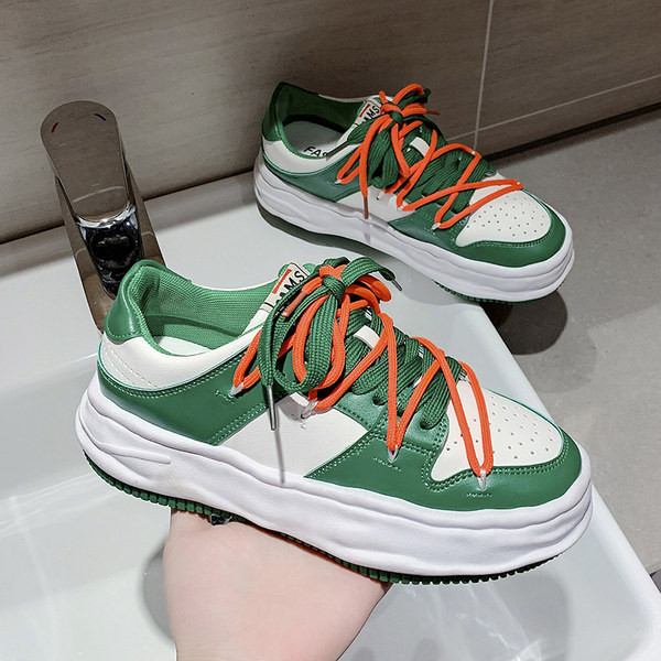 Värviliste lipsude ja kõrge tallaga naiste tossude uus mudel