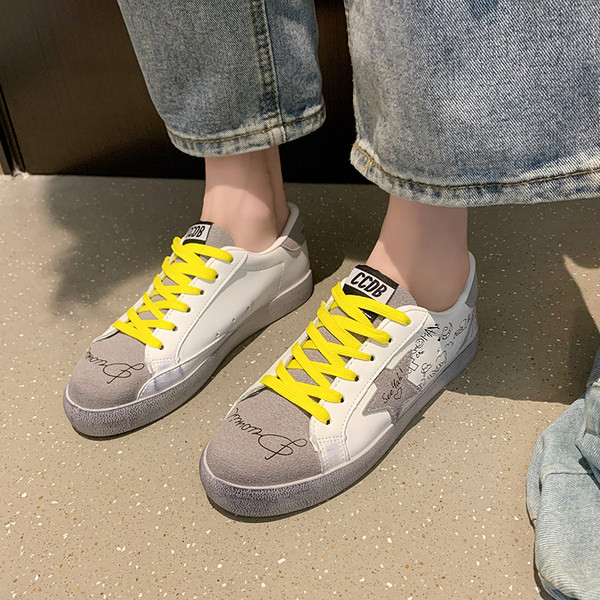 Sügisesed naiste tossud ökonahast kirjade ja embleemiga