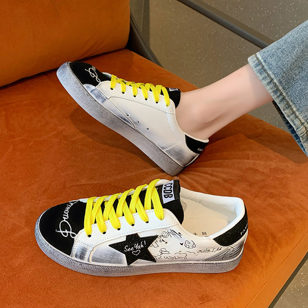 Sügisesed naiste tossud ökonahast kirjade ja embleemiga