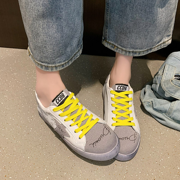 Sügisesed naiste tossud ökonahast kirjade ja embleemiga