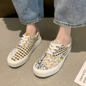 Jauns sieviešu kedu modelis ar aplikāciju un plakanu zoli