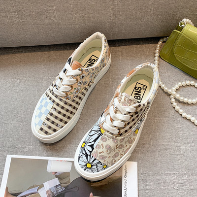 Jauns sieviešu kedu modelis ar aplikāciju un plakanu zoli