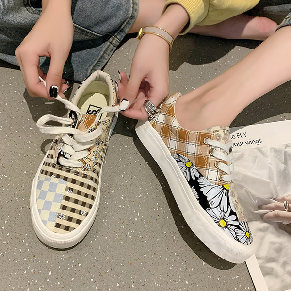 Jauns sieviešu kedu modelis ar aplikāciju un plakanu zoli